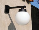 Funkislampen (uten hjørnefeste) med rund matt glasskuppel nymontert på pusset murvegg thumbnail