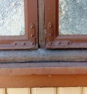 Originalt hjørnejern bøyet til på den påmonterte fallisten på vindusrammen. Krøderen i Buskerud, sent 1800- tallet. Foto: Gamletrehus.no thumbnail