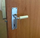 Dørhåndtaket er montert på en ca. 50 år gammel dør.. thumbnail