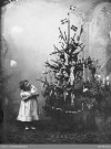 Juletre med store flagg, 1902. L. Szacinski  / Oslo Museum, cc by-sa. thumbnail