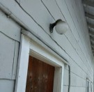 Snarlik original funkislampe med rund kuppel fra 1950- tallet i Hamar (den kan være gjenbruk fra tidligere i funkisperioden). Foto: Gamletrehus.no thumbnail