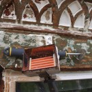 På denne vindusomrammingen fra 1898 med gotiske spissbuer fra 1898 var det bl.a malt med moderne akrylmaling. En seig tett malingstype som må fjernes. Speedheater Cobra fungerer meget bra til denne oppgaven. Foto: Villabergfall.com thumbnail