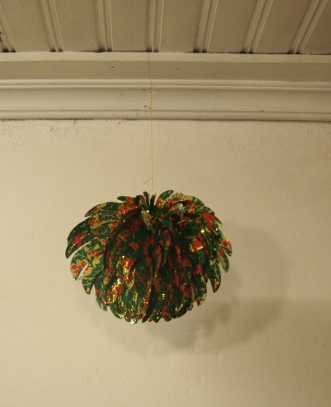 Rundt flerfarget ornament - original 1970-talls julepynt 