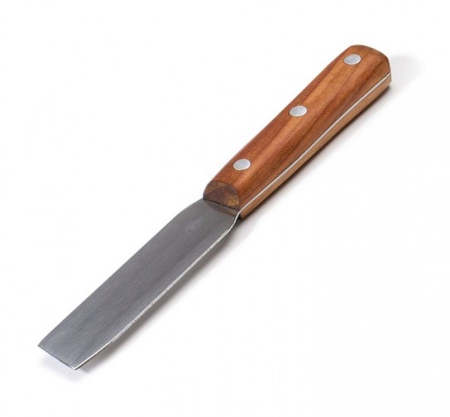 Klassisk kittkniv med treskaft og rett blad.