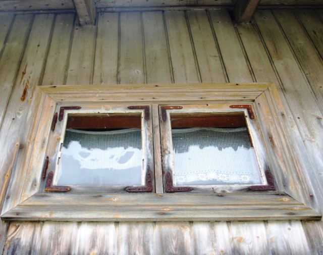 Originale hjørnejern. Disser har stått ubehandlet i svært mange år. De er sterkt rustangrepet og må byttes. Vallset i Stange, sent 1800- tallet. Foto: Gamletrehus.no