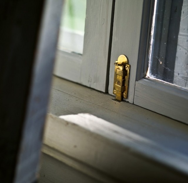 Skåten brukt som lukker på innvendig varevindu