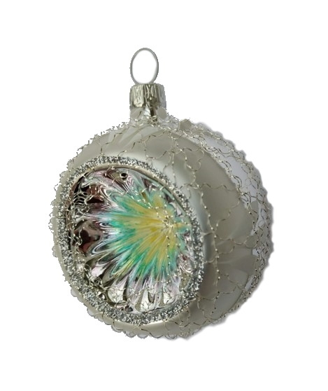 Sølvfarget juletrekule med dekorativ metalltråd.