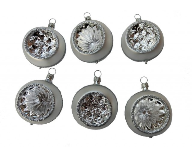 Dekorative sølvfargede juletrekuler med reflektor.