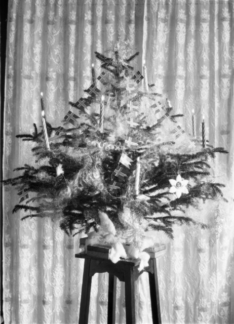 Splittflagg på juletre, ca 1930. Foto: Røisli, Sigurd Bernhard / Mjøsmuseet, cc by-sa