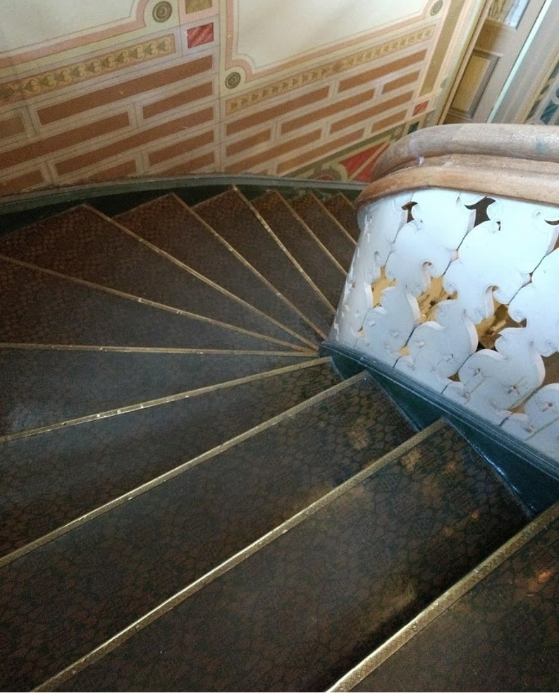 Fra hallen Villa Bergfall i Hamar, orginale lister brukt som trappenese, montert i 1898