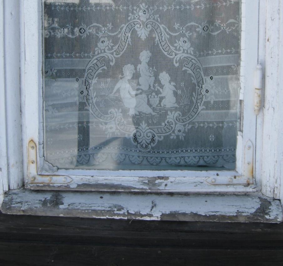 Originalt hjørnejern bøyet til på den påmonterte fallisten på vindusrammen. Hamar tidlig 1900- tallet. Foto: Gamletrehus.no