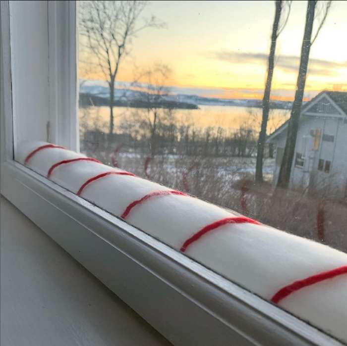 Vindusvatt pyntet til jul slik fotografens bestemor gjorde det. Foto: Ingebjørg Bjorvand Hillestad, instagram: @brokshaugen