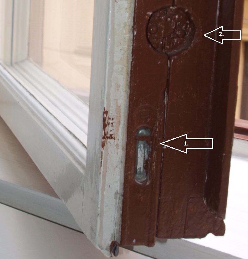 Kanskåte ble ofte brukt for låsing av vinduet (nr. 1).  / Innfelt koblingshake for inner- og yttervindu (nr. 2 se. GTH5026 ). Unngå helst overmaling av beslagene evt. et tynt malingsstrøk. Foto: Gamletrehus.no