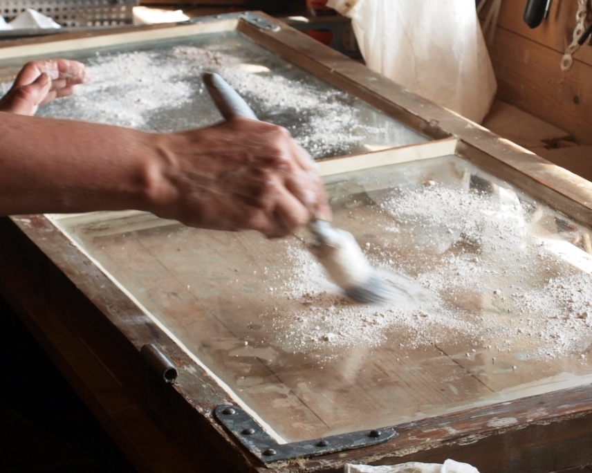 Her renses glasset bl.a for fett/kittrester med bruk av krittpulver og en rund pensel. Dette absorberer fettet fra linoljekittet og gjør glasset skinnende blankt. Foto: Gamletrehus.no