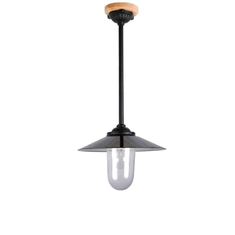 Stallampe (skolelampe) med svart emaljert skjerm og med festeplate i furu.