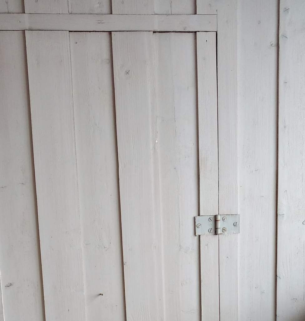 Orginal leddhengsel på boddør i en fredet bygning på Eidsvoll. Foto: Gamletrehus.no