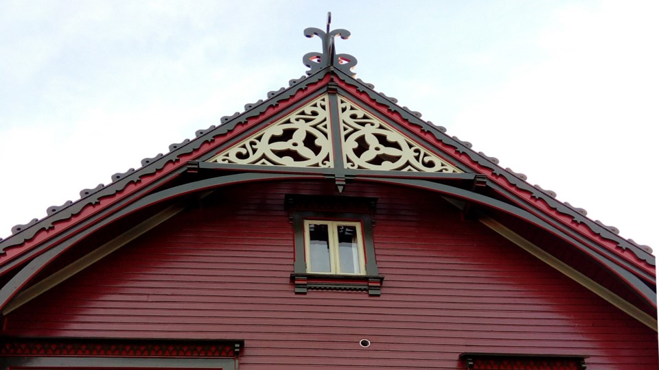 Gavlpynt_utsmykking_sveitserstil
